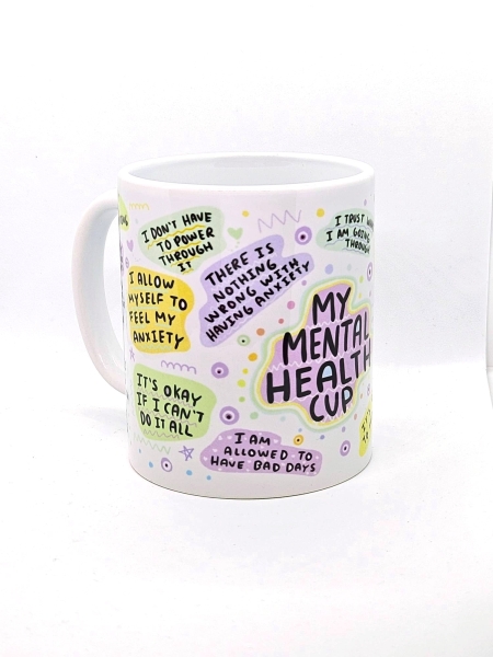 Weiße Keramiktasse mit farbenfrohem Design und der Aufschrift „My Mental Health Cup“. Die Tasse ist mit positiven und motivierenden Affirmationen wie „I am allowed to have bad days“ und „There is nothing wrong with having anxiety“ verziert. Ideal als Gesc